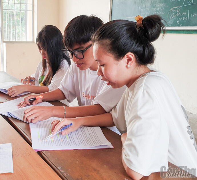 Lê Kim Quyên (bìa phải) học nhóm cùng các bạn.