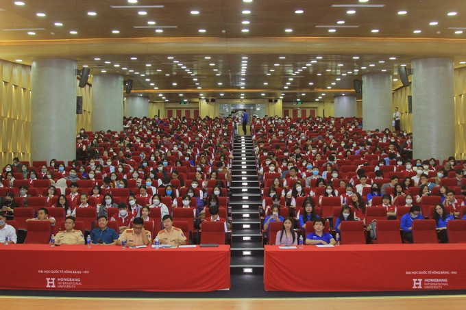 Tại Trường ĐH Quốc tế Hồng Bàng, hàng ngàn sinh viên đã nhiệt tình tham dự và hào hứng cập nhật kiến thức ATGT