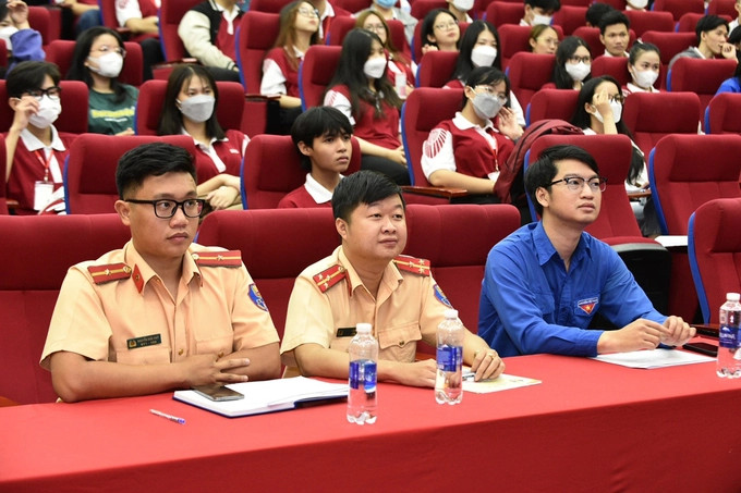 Các đồng chí trong Đoàn Thanh niên Cục CSGT phía Nam tại buổi tuyên truyền ở Trường ĐH Quốc tế Hồng Bàng