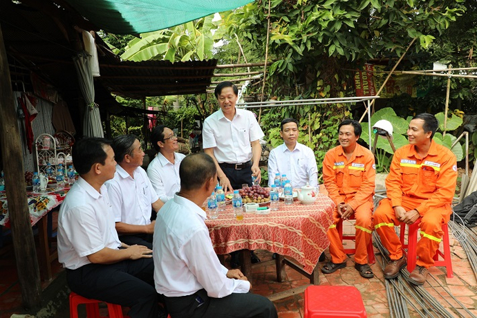 Ban lãnh đạo Công đoàn đã có buổi làm việc để hỗ trợ xây nhà cho gia đình anh Hậu.