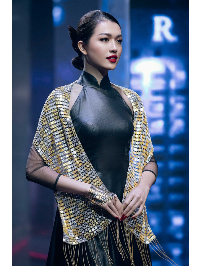 Chiếc khăn rằn vàng “Dáng Việt” được chế tác thủ công 240 giờ của PNJ là tác phẩm tâm đắc nhất của nhà thiết kế Phạm Phương Diệu đã được Trung tâm sách Kỷ lục Việt Nam công nhận là chiếc khăn rằn bằng vàng lớn nhất Việt Nam.