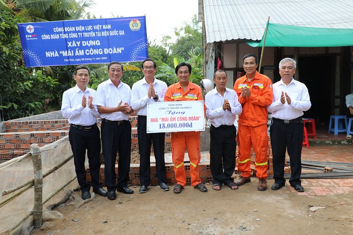 Ông Nguyễn Phương Nam, Chủ tịch Công đoàn Công ty PTC4 thay mặt cho Lãnh đạo trao số tiền hỗ trợ 15.000.000đ.