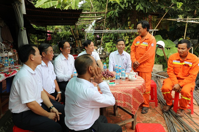 Anh Trần Thái Hậu chia sẻ hoàn cảnh cùng Ban lãnh đạo Công ty.