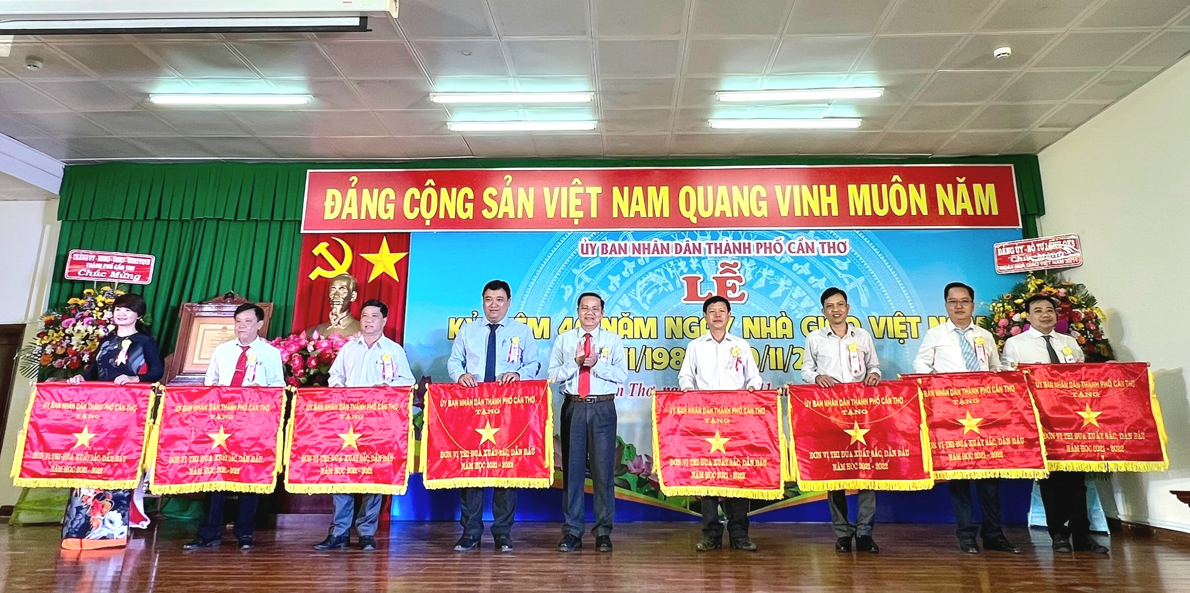 Ông Nguyễn Thành Đông - Phó Chủ tịch HĐND TP. Cần Thơ tặng cờ thi đua của UBND TP. Cần Thơ tặng các đơn vị xuất sắc dẫn đầu.