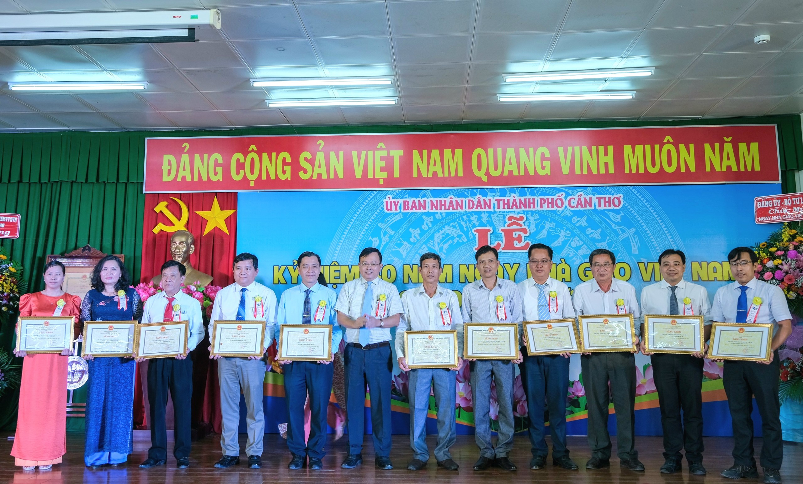 Ông Nguyễn Trung Nhân – UV BTV Thành ủy, Chủ tịch UBMTTQ Việt Nam TP. Cần Thơ trao tặng bằng khen cho các tập thể, cá nhân.