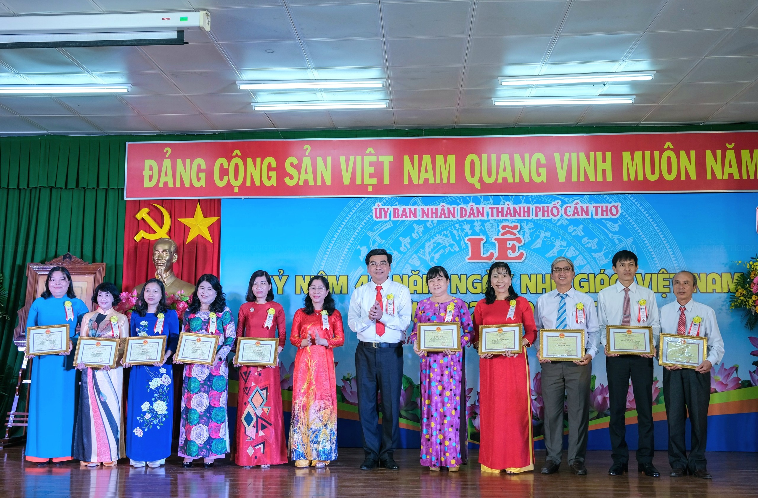 Ông Trần Thanh Bình – Giám đốc Sở Giáo dục và Đào tạo TP Cần Thơ tặng giấy khen cho các cá nhân xuất sắc.