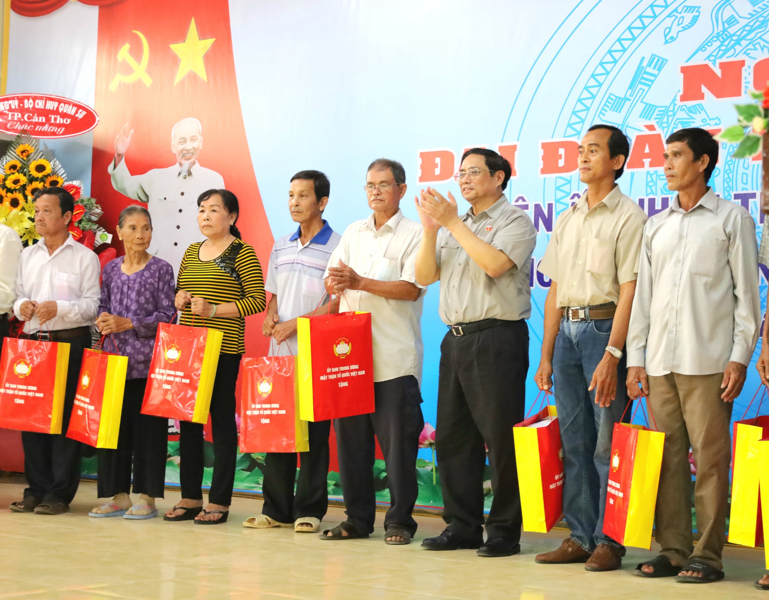 Ông Phạm Minh Chính - Ủy viên Bộ Chính trị, Thủ tướng Chính phủ tặng quà cho 15 gia đình chính sách có hoàn cảnh khó khăn.
