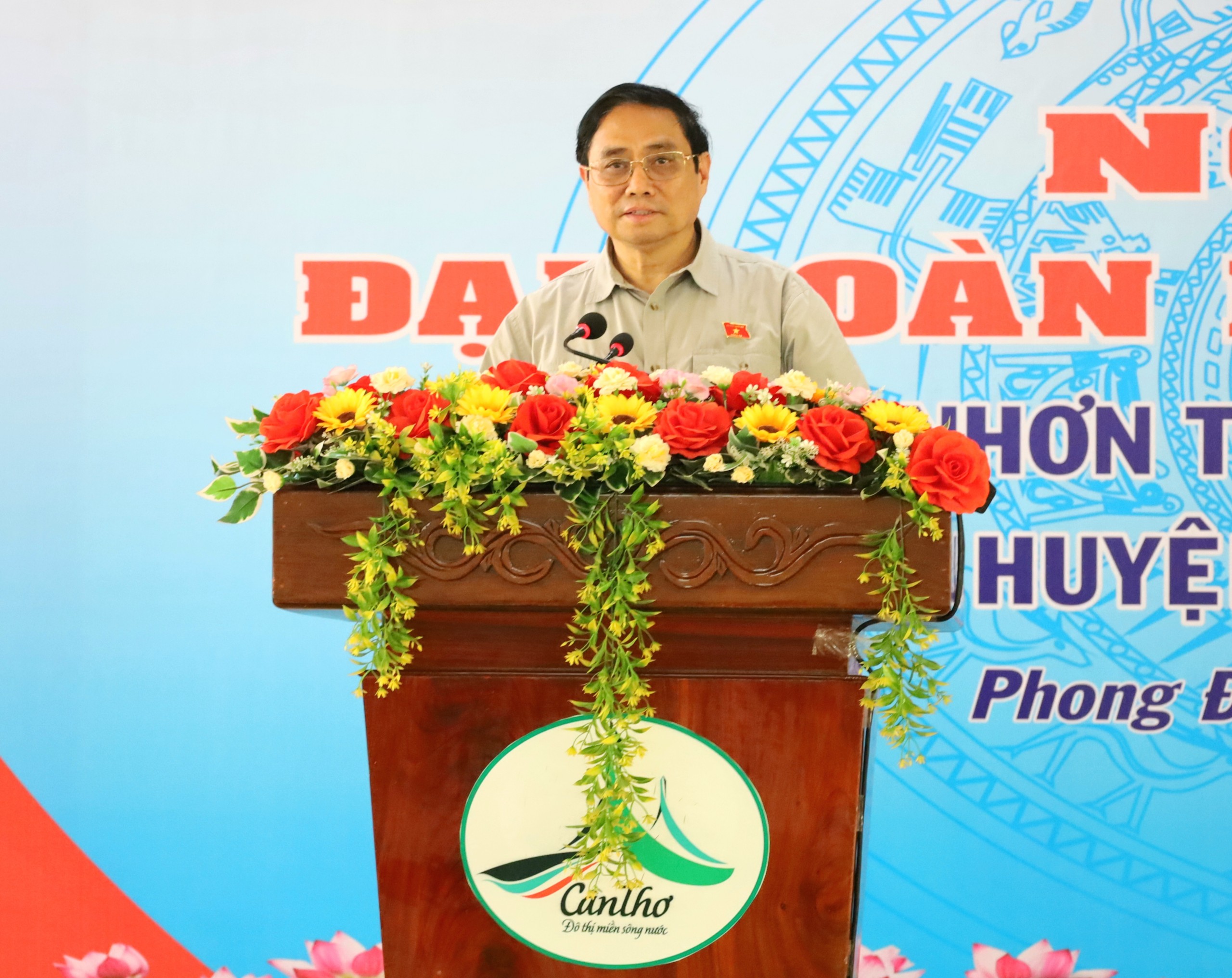 Ông Phạm Minh Chính - Ủy viên Bộ Chính trị, Thủ tướng Chính phủ phát biểu chỉ đạo tại Ngày hội Đại đoàn kết toàn dân tộc xã Nhơn Ái, huyện Phong Điền.