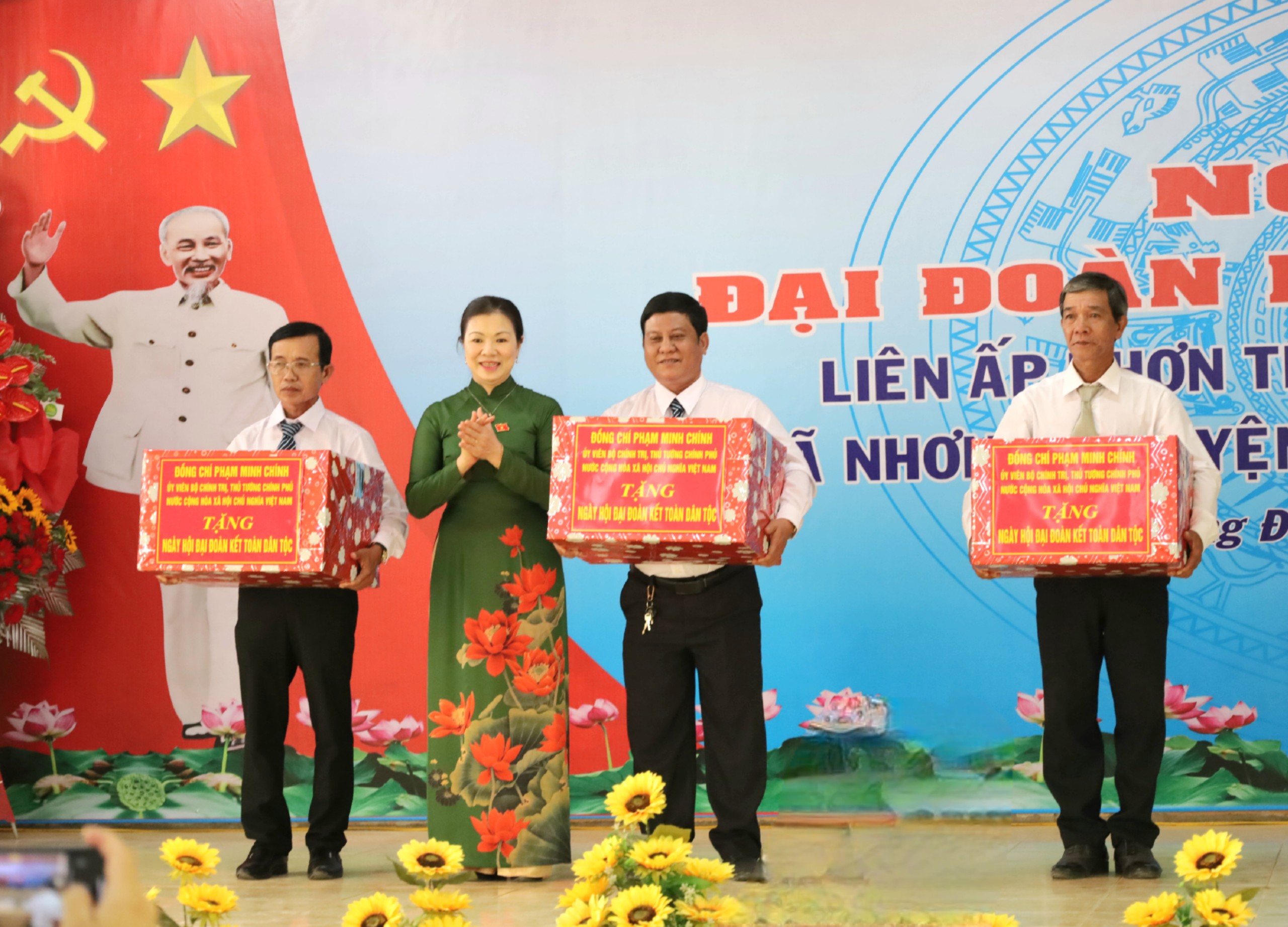 Bà Trương Thị Ngọc Ánh - Phó Chủ tịch Ủy ban Trung ương MTTQ Việt Nam tặng 3 phần quà cho Ban Công tác Mặt trận 3 ấp xã Nhơn Ái.