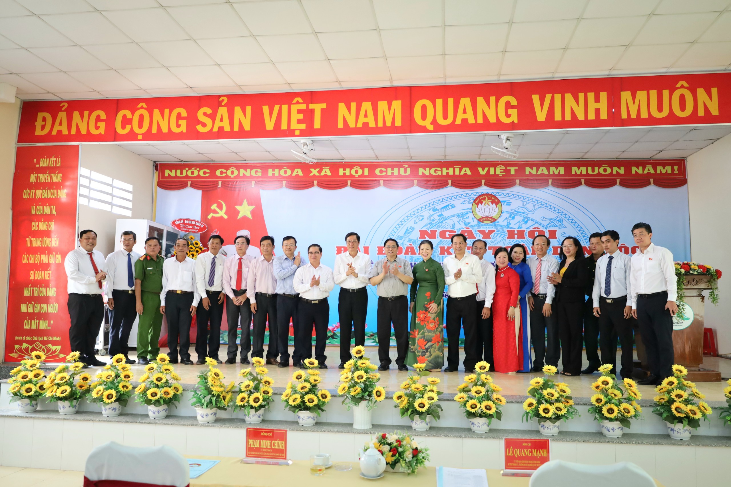 Ông Phạm Minh Chính - Ủy viên Bộ Chính trị, Thủ tướng Chính phủ chụp hình lưu niệm cùng các đại biểu tại ngày hội.