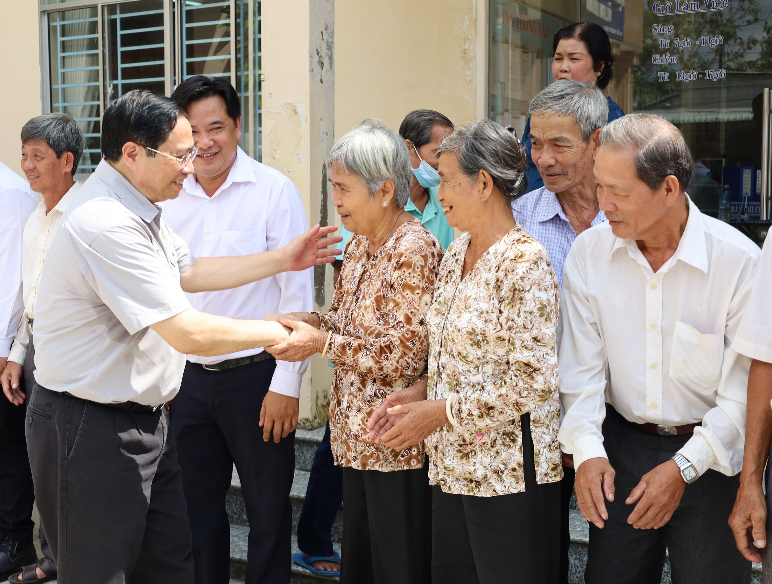 Ông Phạm Minh Chính - Ủy viên Bộ Chính trị, Thủ tướng Chính phủ trò chuyện, thăm hỏi người dân xã Nhơn Ái.