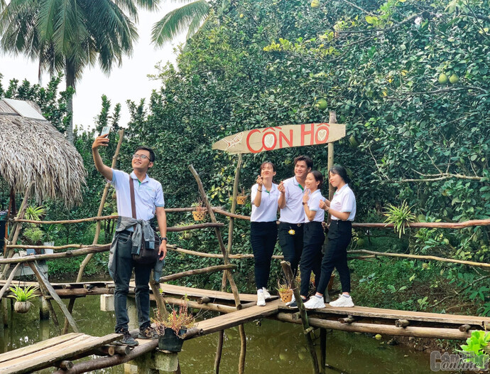 Du khách check-in ở vườn Vũ Minh.