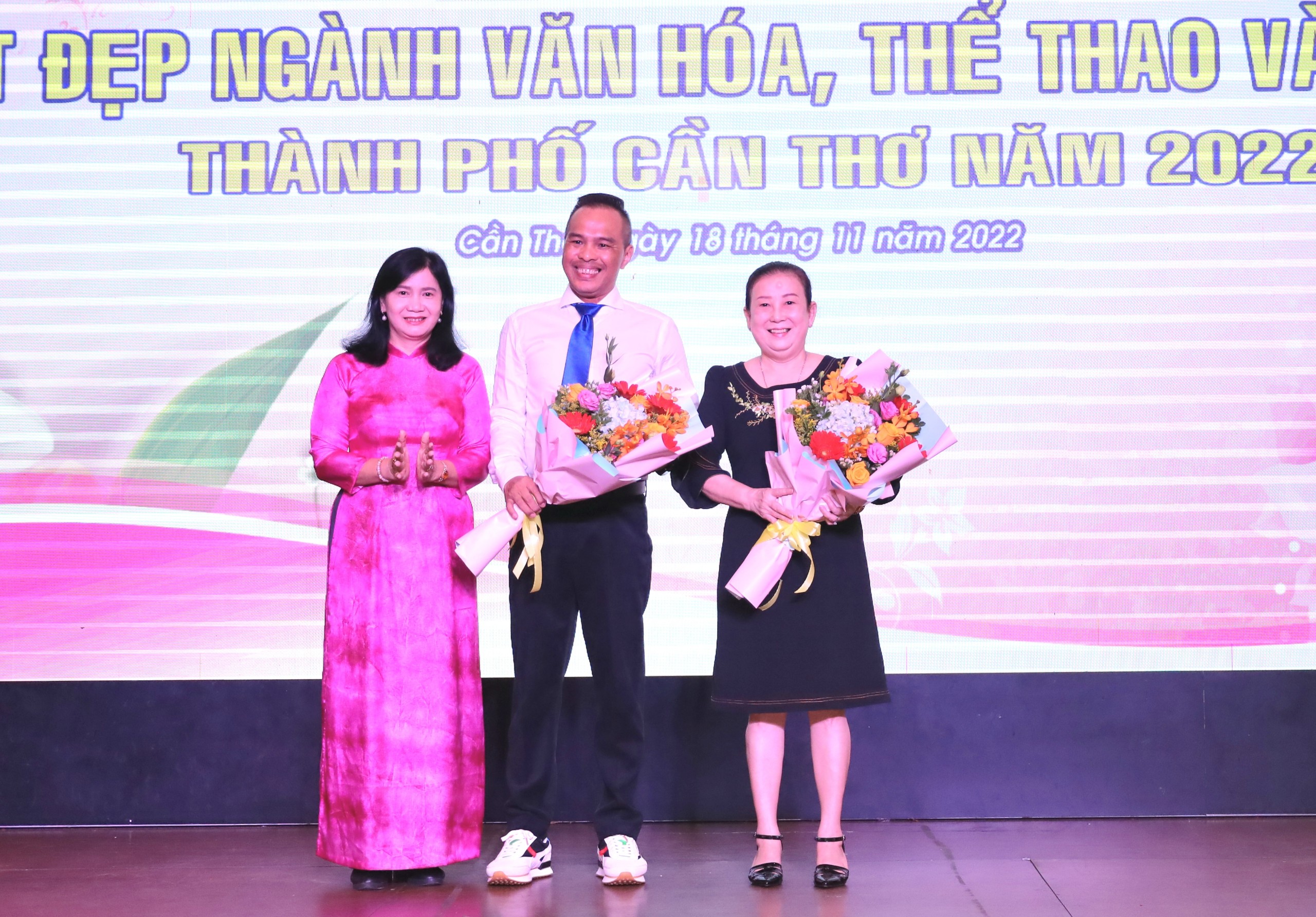 Bà Đào Thị Thanh Thúy - Phó Giám đốc Sở Văn hóa, Thể thao và Du lịch TP. Cần Thơ tặng hoa cho đại diện ban giám khảo và nhà tài trợ.