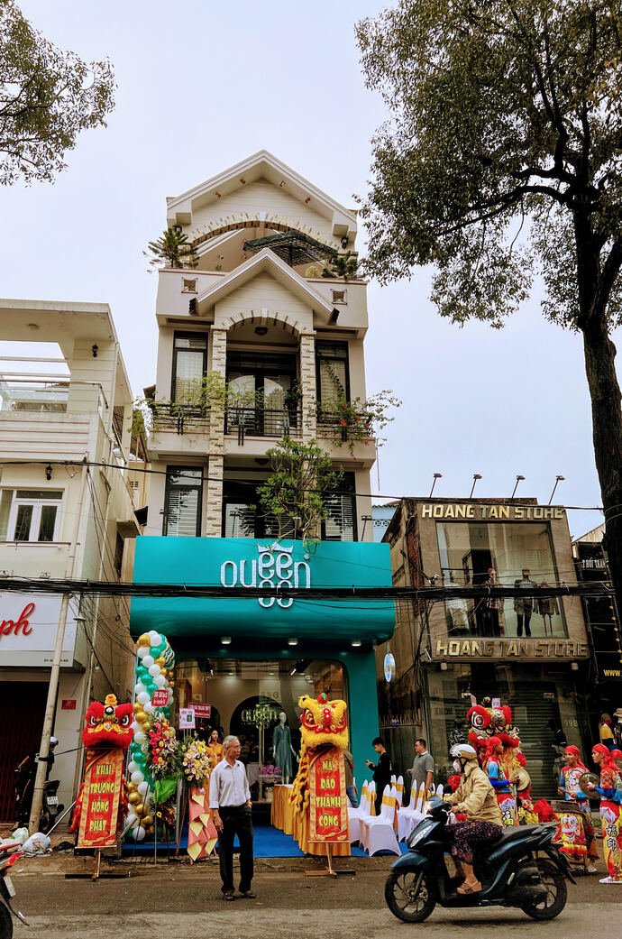 Shop thời trang QUEEN99 tọa lạc tại số 99A1, đường Nguyễn Trãi, phường Tân An, quận Ninh Kiều, TP Cần Thơ.
