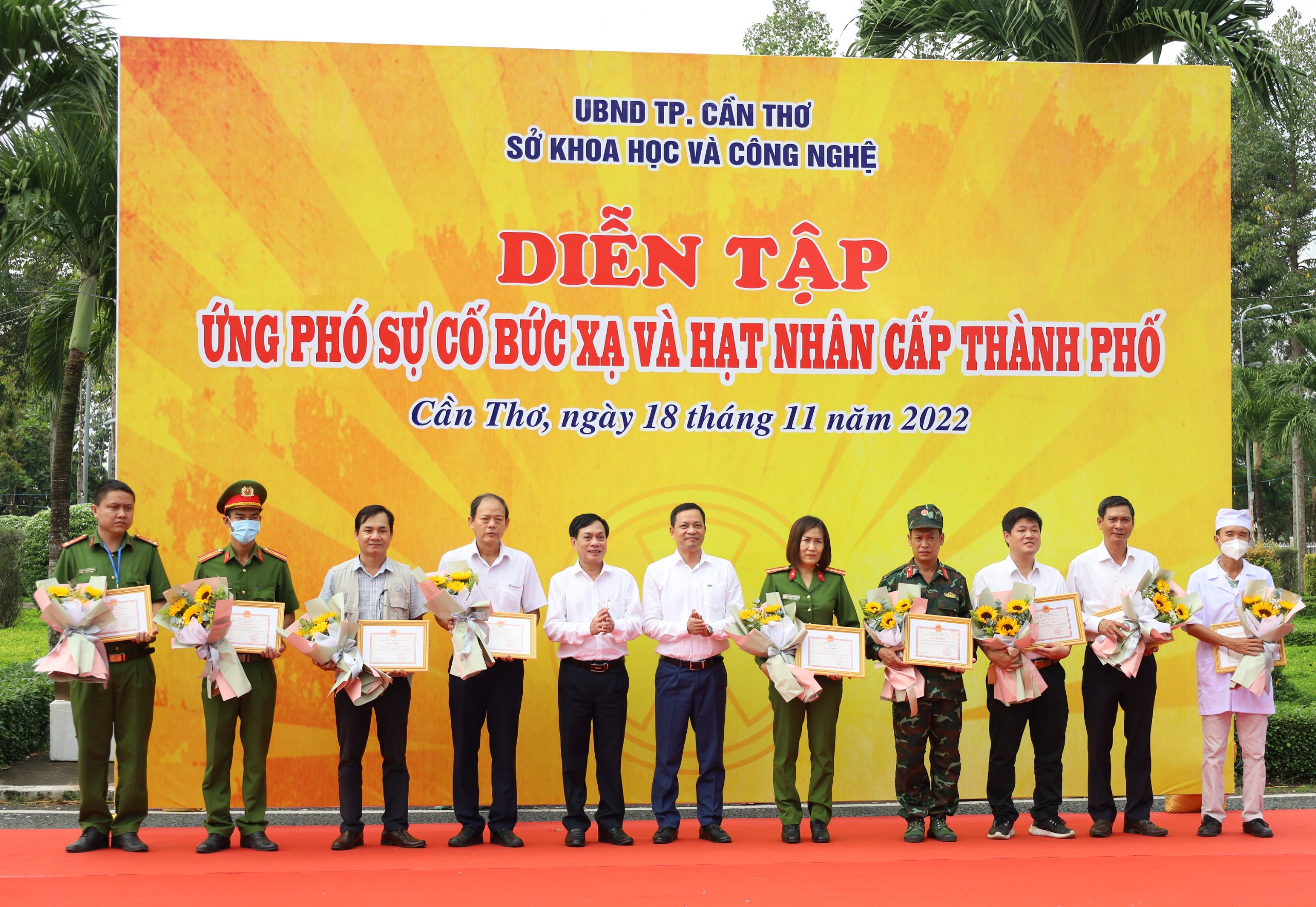 Ông Phạm Văn Toàn - Phó Cục trưởng Cục An toàn bức xạ và Hạt nhân – Bộ Khoa học và Công nghệ và ông Nguyễn Ngọc Hè - Phó Chủ tịch UBND TP. Cần Thơ tặng giấy khen và hoa cho các đơn vị tham gia diễn tập.