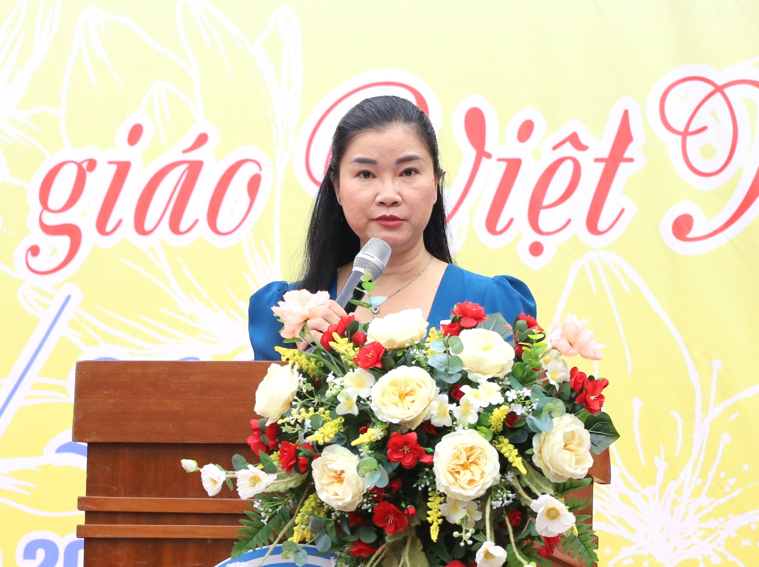 Cô Nguyễn Lê Thảo Nguyên - Phó hiệu trưởng Trường THPT chuyên Lý Tự Trọng phát biểu ôn lại truyền thống Ngày Nhà giáo Việt Nam 20/11.