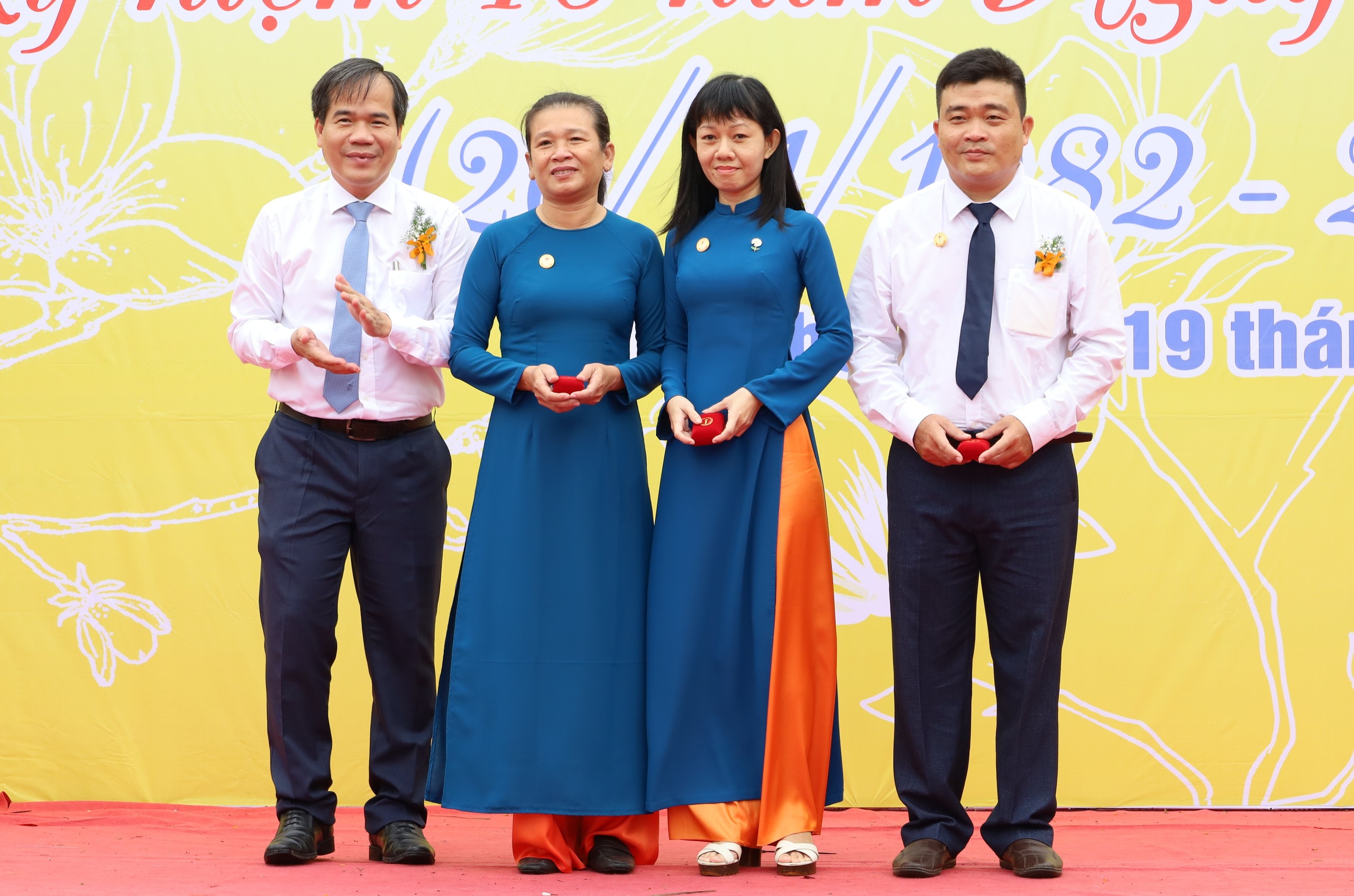 Ông Nguyễn Phúc Tăng - Phó Giám đốc Sở Giáo dục và Đào tạo TP. Cần Thơ trao tặng Kỷ niệm chương Vì sự nghiệp Giáo dục cho các giáo viên.