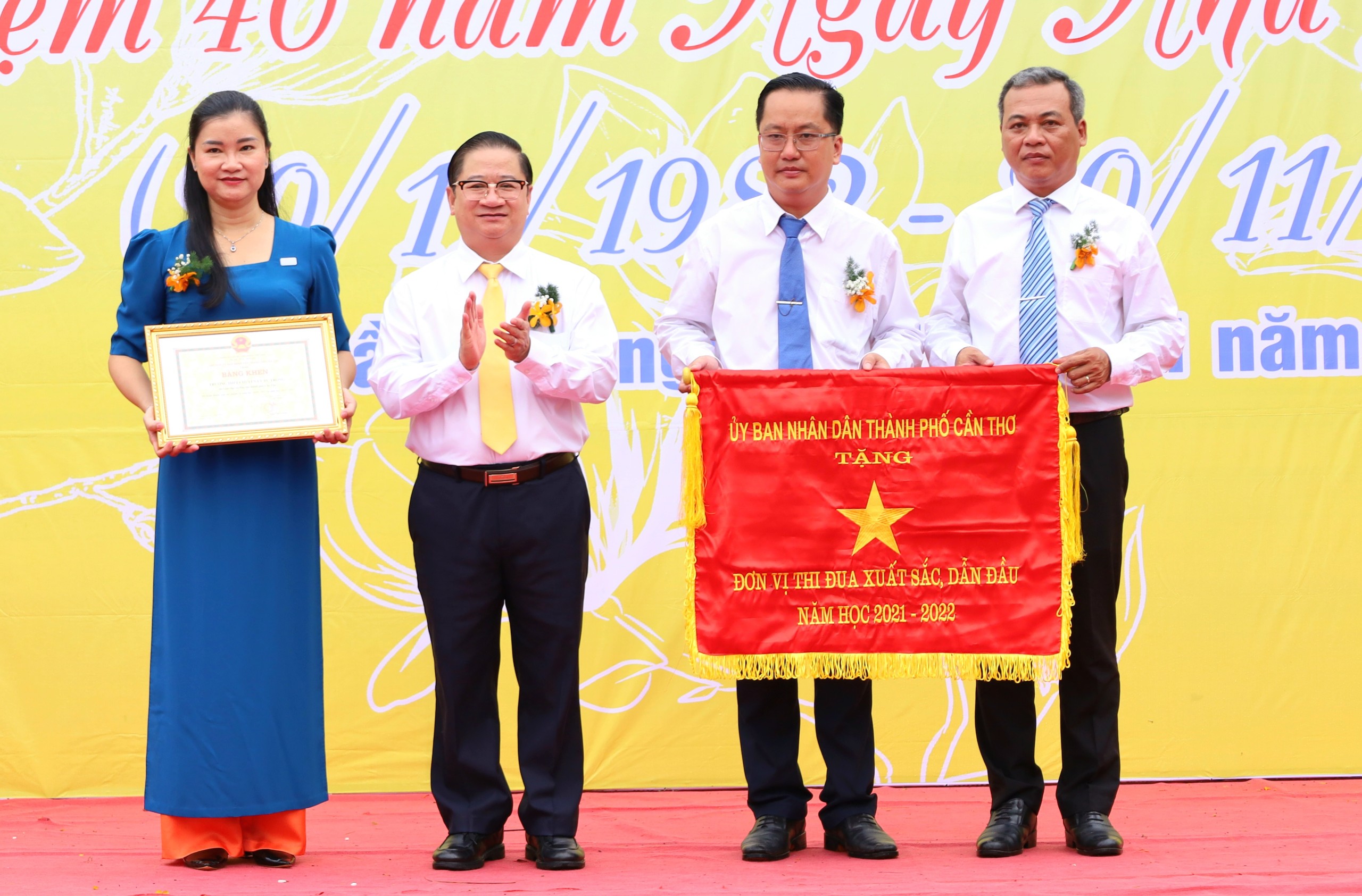 Ông Trần Việt Trường – Phó Bí thư Thành ủy, Chủ tịch UBND TP. Cần Thơ tặng cờ và bằng khen của UBND thành phố cho tập thể Trường THPT chuyên Lý Tự Trọng.