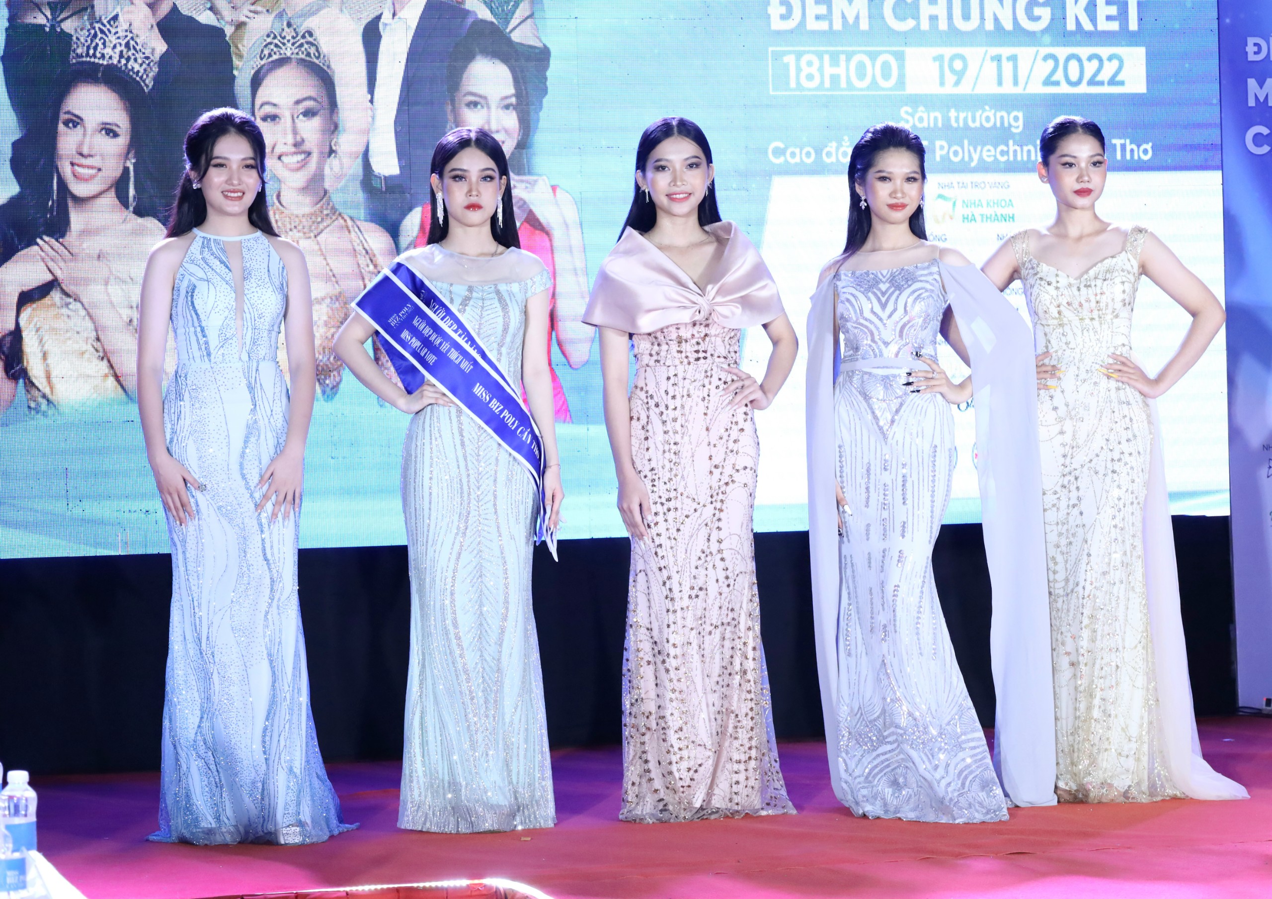 Các thí sinh loạt vào Top 5 của cuộc thi Miss Biz Poly Cần Thơ 2022.