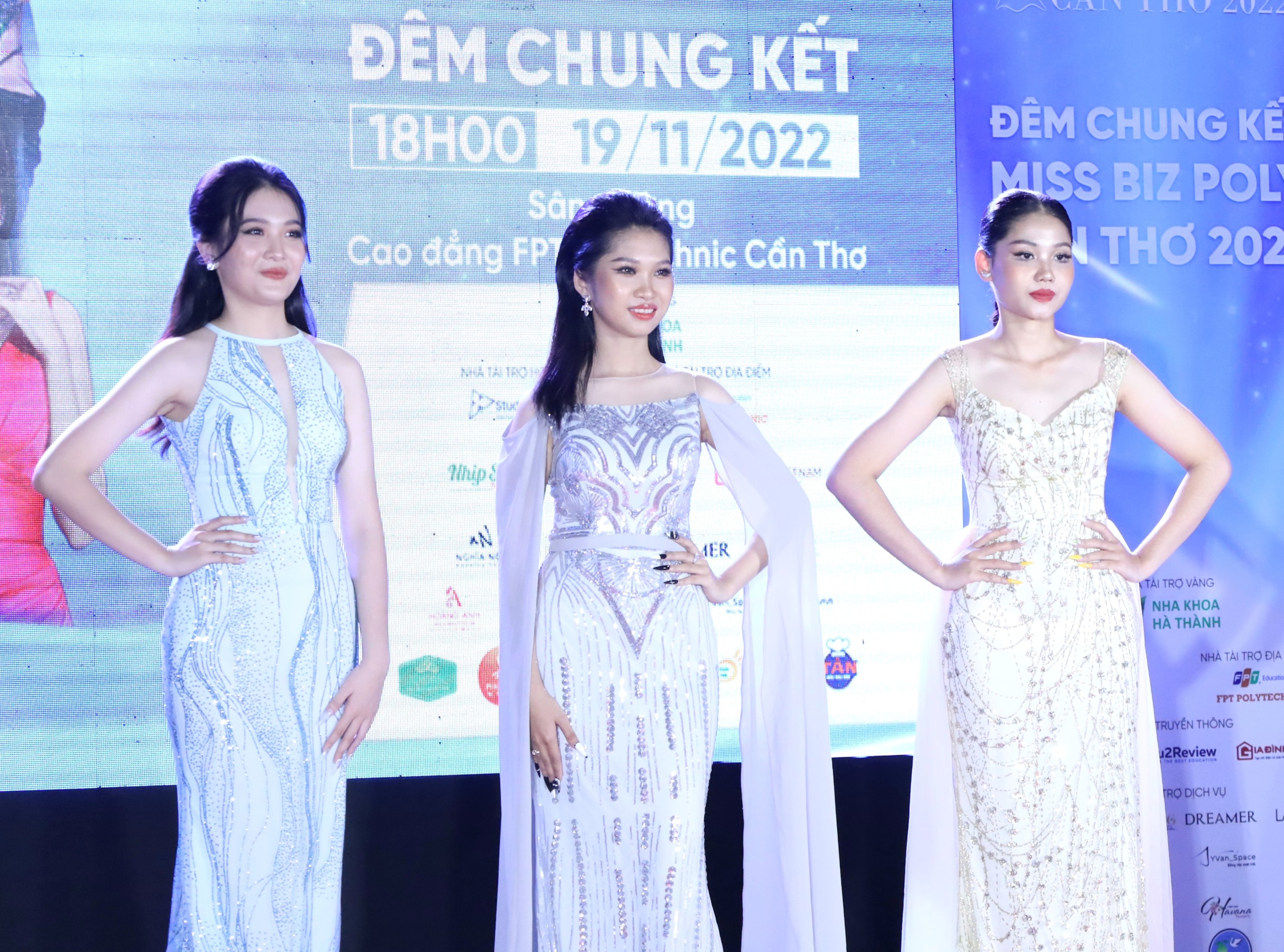 Các thí sinh loạt vào Top 3 của cuộc thi Miss Biz Poly Cần Thơ 2022.