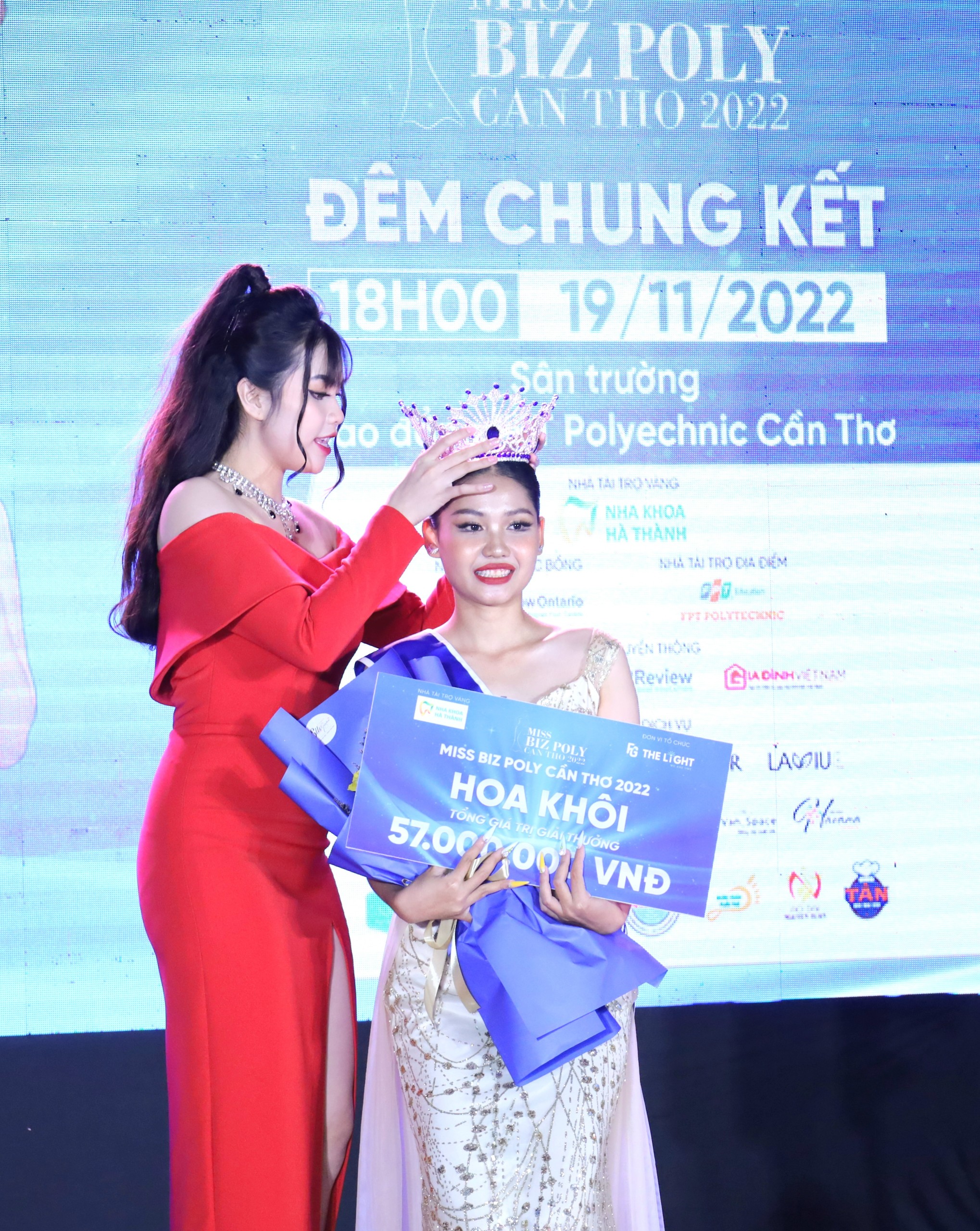 Hoa khôi Diệu Xuân Lộc - Hoa khôi Miss Poly Cần Thơ 2019 trao vương miện cho Tân hoa khôi Miss Biz Poly Cần Thơ 2022 Thạch Thị Nhanh.