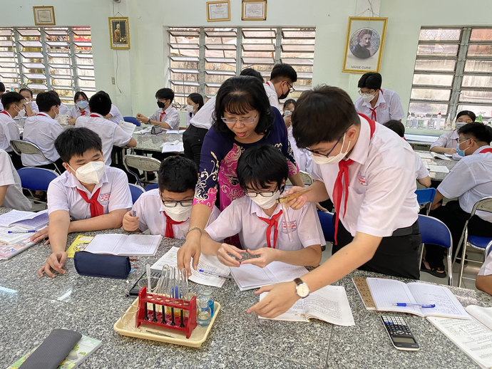 Luôn tận tâm, nhiệt tình với học trò khi lúc nào cũng ân cần hỏi 'Chỗ này các em hiểu không ? Để cô giảng lại'.