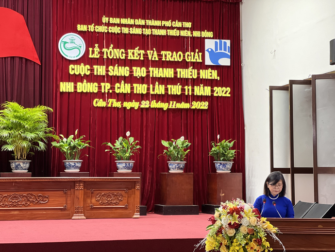Bà Nguyễn Thị Kiều – PCT Liên hiệp các Hội KH&KT TP Cần Thơ, Phó trưởng ban tổ chức lên trình bày tóm tắt Báo cáo tổng kết cuộc thi.