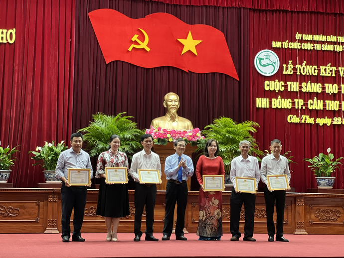 Ông Nguyễn Ngọc Hè thay mặt cho BTC trao giải thưởng cống hiến cho các tập thể đã hoàn thành xuất sắc tại cuộc thi.