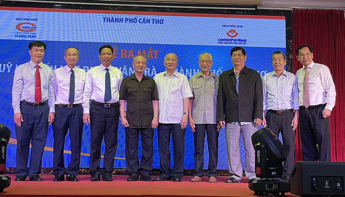 Các đại biểu tại buổi lễ ra mắt Quỹ khuyến học Phạm Văn Trà - Thành phố Cần Thơ.