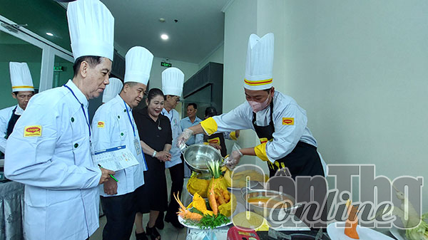 Hội đồng Giám khảo thẩm định các món ngon. Ảnh: DUY KHÔI