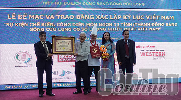 Ban tổ chức sự kiện nhận bằng xác lập kỷ lục từ Vietkings. Ảnh: DUY KHÔI
