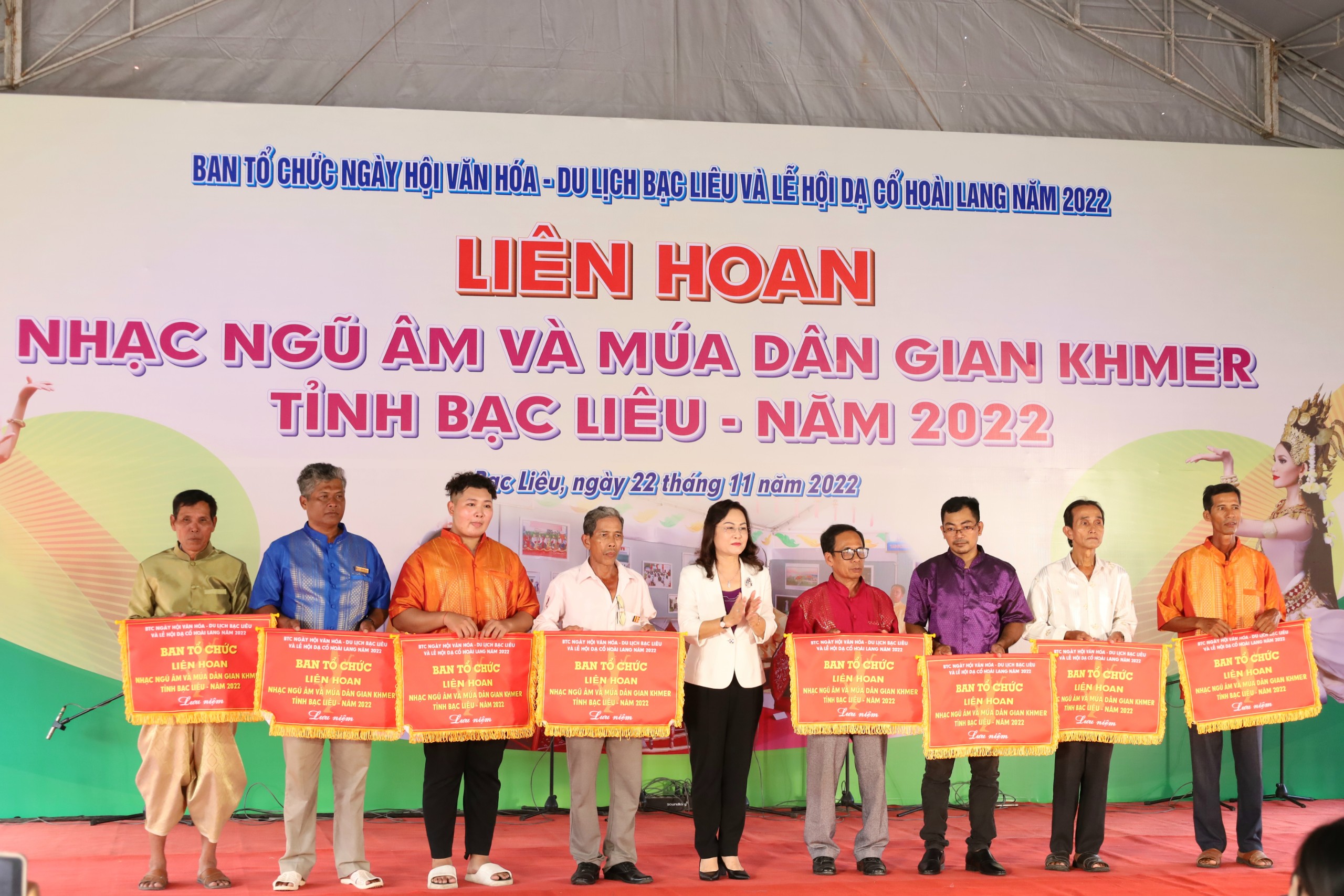 Bà Lê Thị Ái Nam - Phó Bí thư Thường trực Tỉnh ủy Bạc Liêu trao tặng cờ lưu niệm cho đại diện các đoàn tham gia liên hoan.