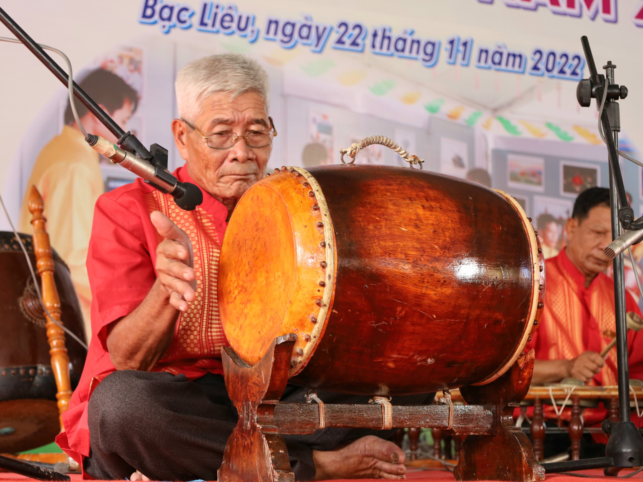 Đồng bào Khmer có một kho tàng nhạc cụ phong phú và đặc sắc. Nhạc cụ Ngũ âm là dàn nhạc truyền thống tiêu biểu của đồng bào Khmer Nam Bộ.