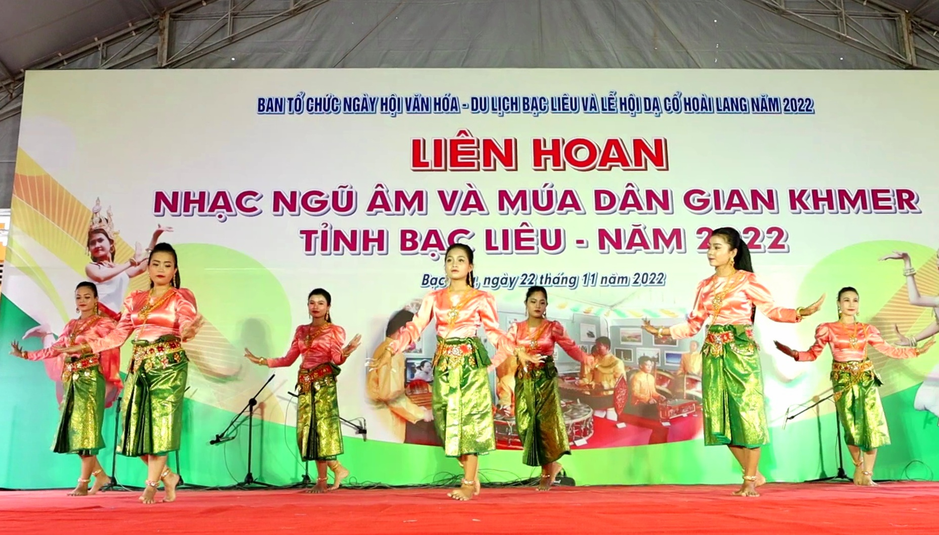 Đội nghệ thuật Khmer chùa Đìa Muồn, huyện Phước Long, tỉnh Bạc Liêu tham gia liên hoan.