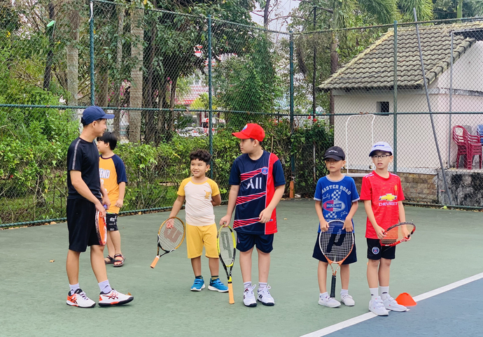 Tất cả học viên của lớp Tennis thiếu nhi đều được thầy Mai Thái Bảo chuẩn bị sẵn vợt, banh để tập luyện khi lên sân mà không phụ thu thêm bất kì khoản phí nào.