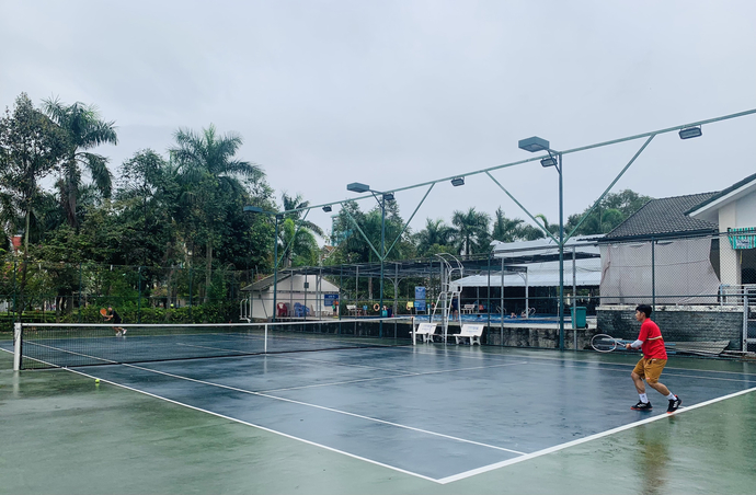 Những huấn luyện viên trẻ của lớp học Tennis thiếu nhi tại sân Nam Long tự rèn luyện kỹ năng cùng nhau sau những buổi hướng dẫn các bạn nhỏ.