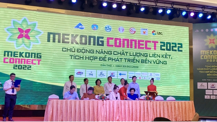 San Hà và Mekong Agri (bên trái gần MC) chính thức ký kết khẳng định sự hợp tác 2 bên tại Hội nghị Mekong Connect 2022.
