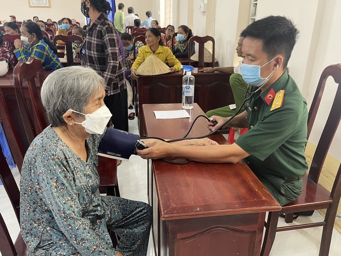 Đoàn y, bác sĩ bệnh xá Bộ CHQS tỉnh khám bệnh và cấp thuốc miễn phí cho bà con trên địa bàn xã Thới Quản, huyện Gò Quao và xã Phú Lợi, huyện Giang Thành.