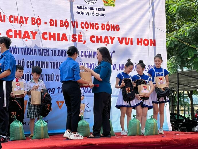 Chị Ngô Thị Mỹ Linh - Phó Trưởng Ban Dân vận Quận ủy Ninh Kiều cùng anh Nguyễn Thanh Hoà - Giám đốc Công ty tổ chức sự kiện Hoàng Gia lên trao quà cho các em học sinh.