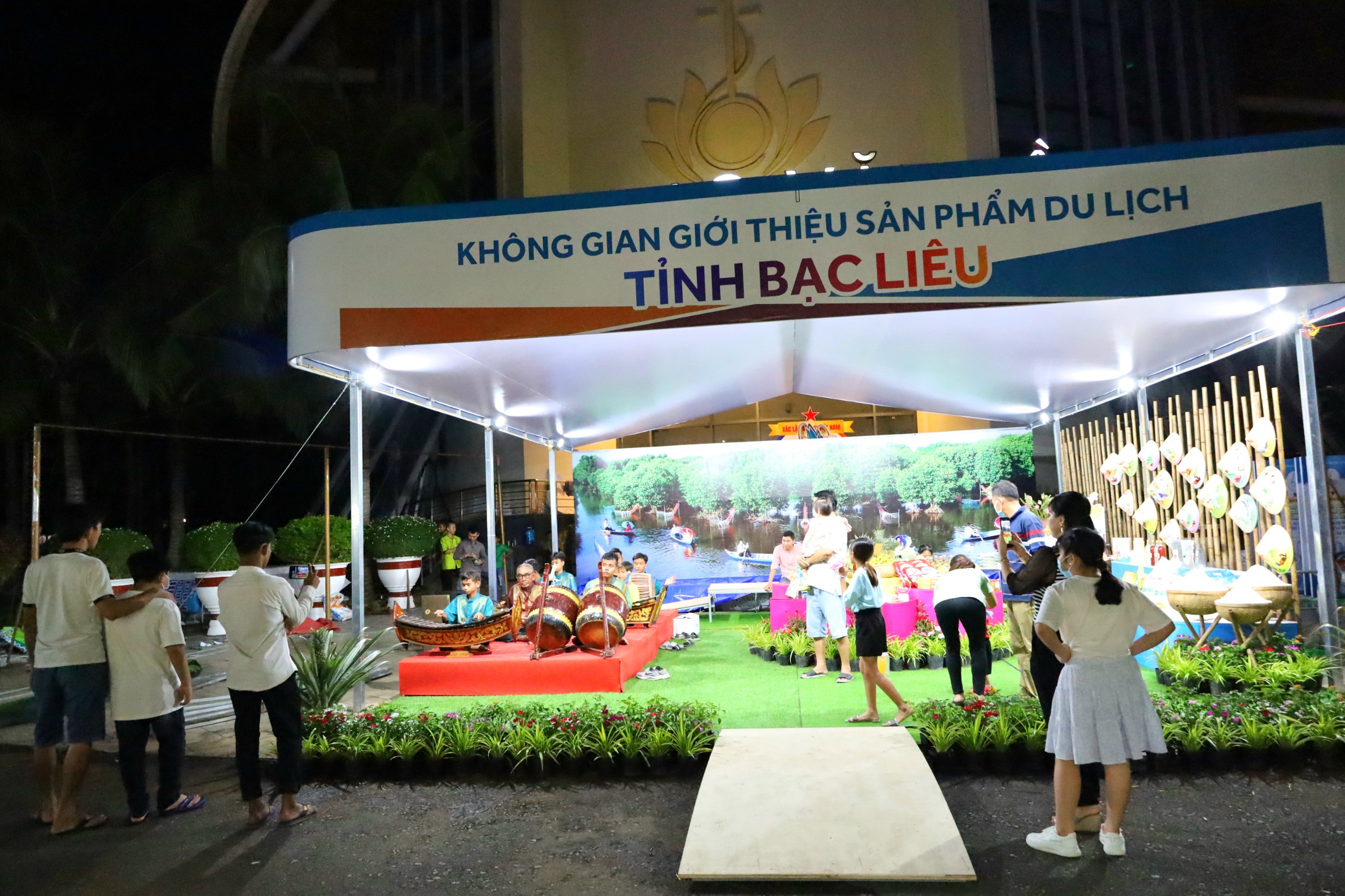 Gian trưng bày của tỉnh Bạc Liêu tại khu vực Không gian giới thiệu sản phẩm du lịch các địa phương đã sẵn sàng phục vụ nhân dân địa phương và du khách.