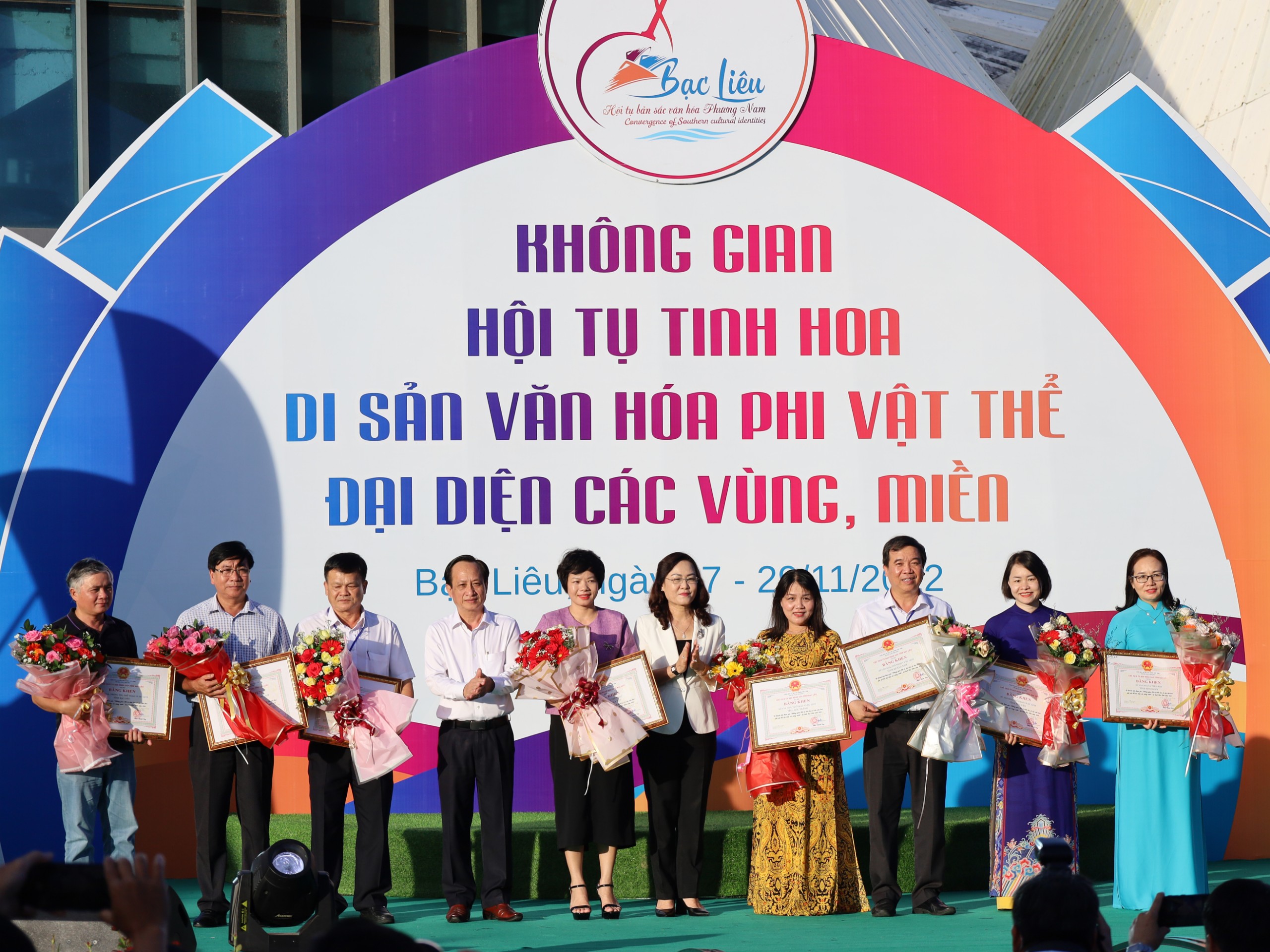 Bà Lê Thị Ái Nam - Phó Bí thư thường trực Tỉnh ủy và ông Phạm Văn Thiều - Phó Bí thư Tỉnh ủy, Chủ tịch UBND tỉnh Bạc Liêu tặng bằng khen cho các đoàn tham gia chương trình.