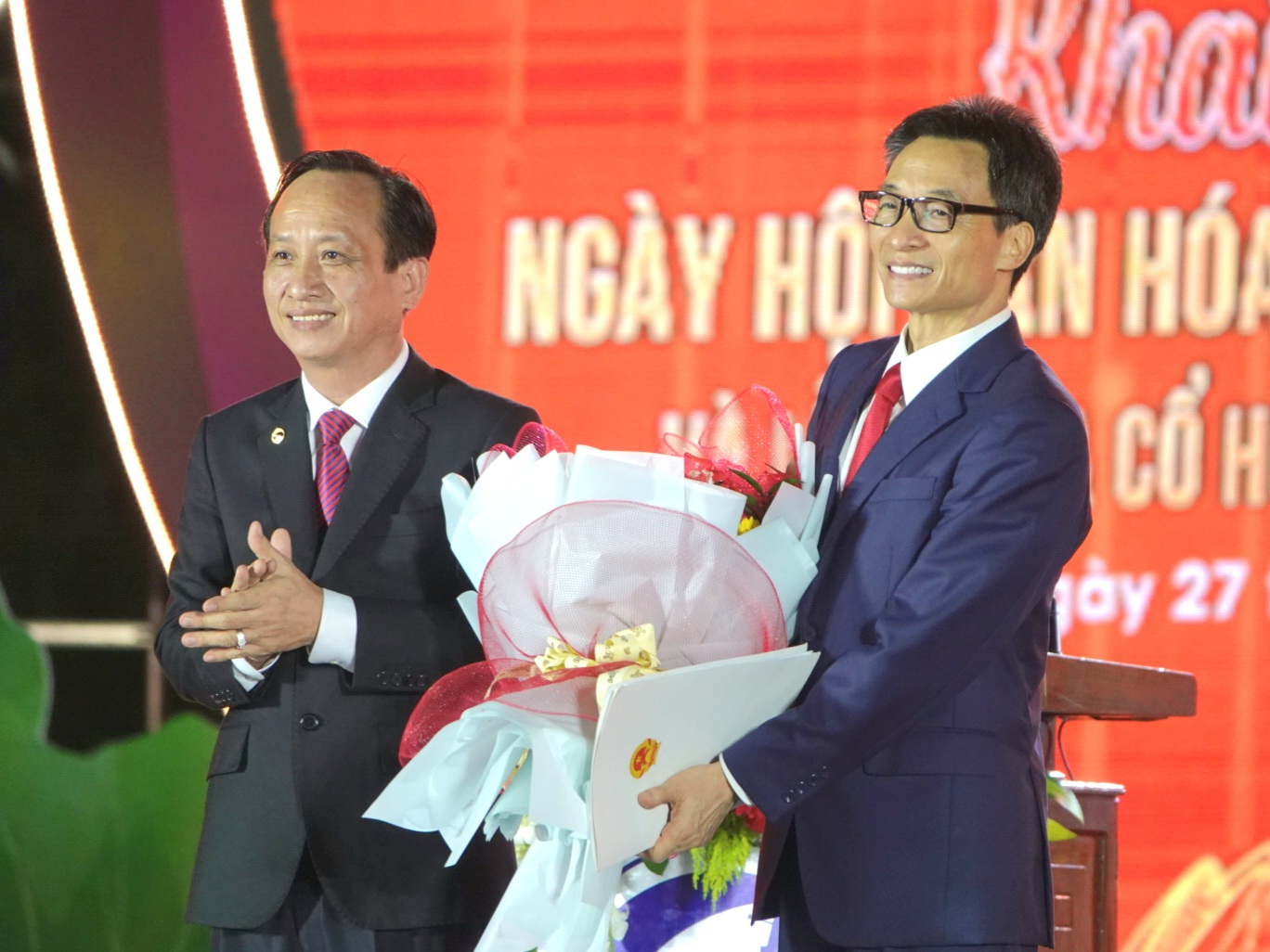 Ông Phạm Văn Thiều - Phó Bí thư Tỉnh ủy, Chủ tịch UBND tỉnh Bạc Liêu tặng hoa cám ơn Phó Thủ tướng Chính phủ Vũ Đức Đam.