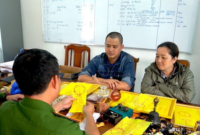 Hai đối tượng cùng tang vật thu được tại cơ quan công an. Ảnh: Công an tỉnh Kon Tum.