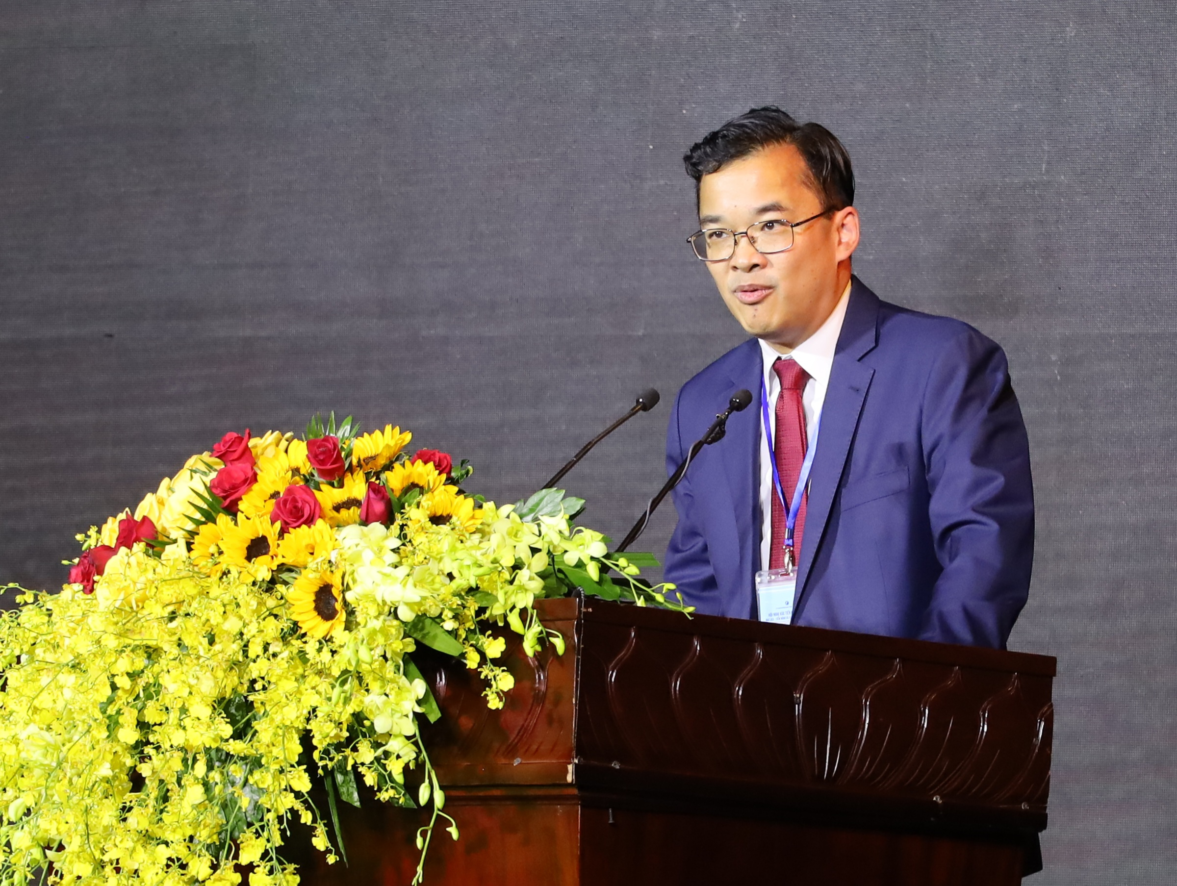 Ông Jormsup Lochaya - Chủ tịch Tập đoàn Super Energy Thái Lan trình bày tham luận tại hội nghị.