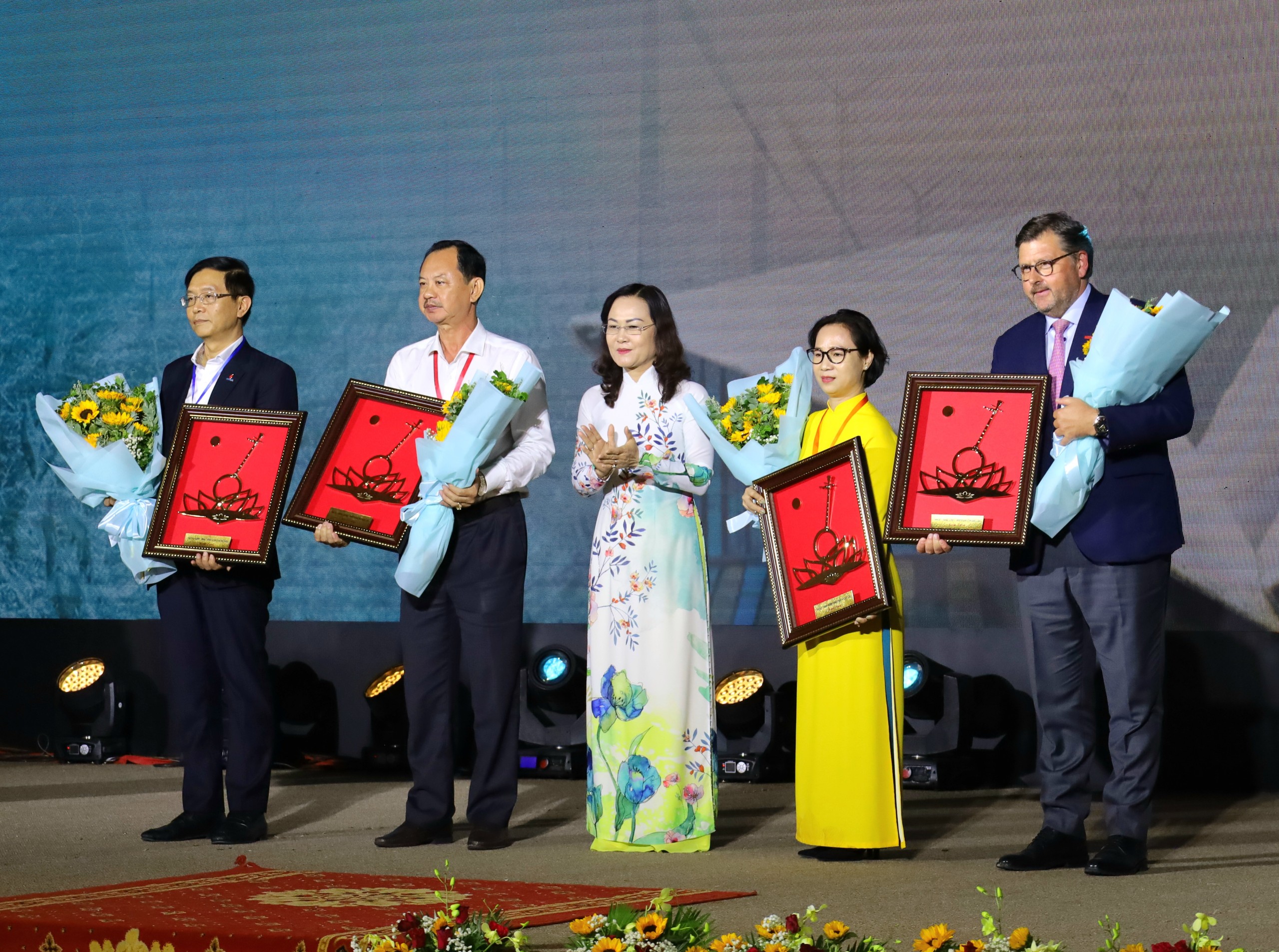 Bà Lê Thị Ái Nam - Phó Bí thư thường trực Tỉnh ủy Bạc Liêu tặng hoa và quà cho các doanh nghiệp đã đóng góp và thực hiện các hoạt động an sinh xã hội tại tỉnh Bạc Liêu.