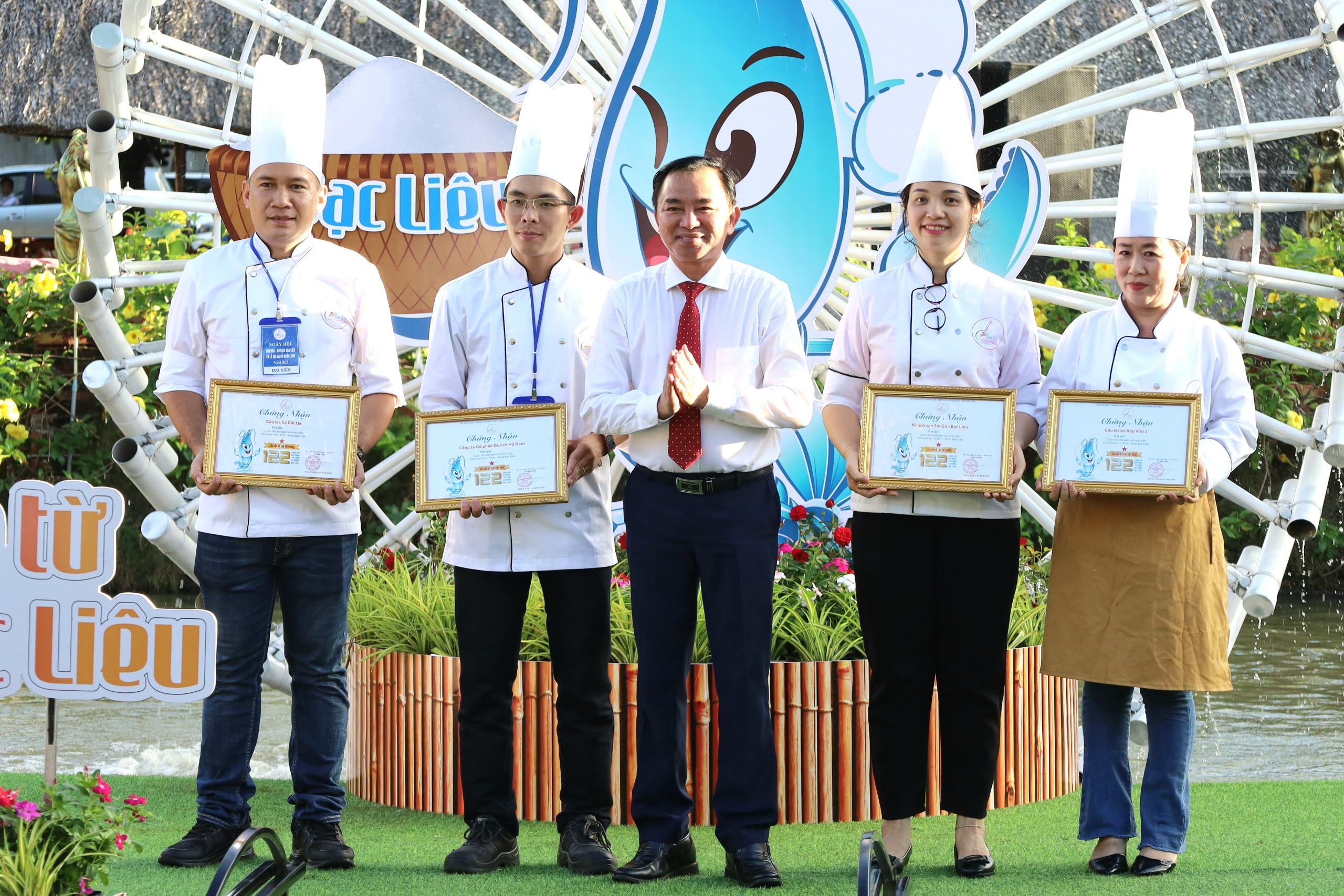 Ông Phan Thanh Duy - Phó Chủ tịch UBND tỉnh Bạc Liêu trao giải cho các đơn vị đạt giải.