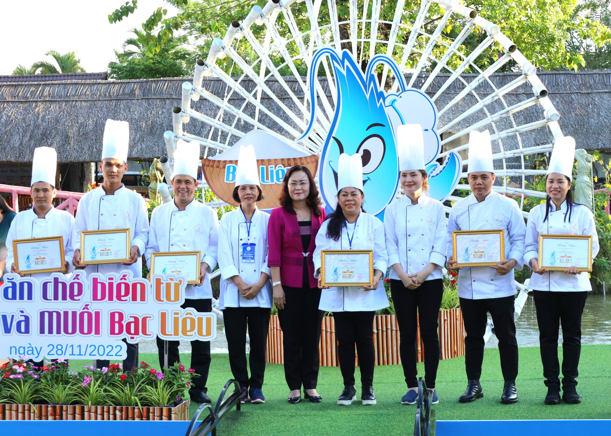 Bà Lê Thị Ái Nam - Phó Bí thư thường trực Tỉnh ủy Bạc Liêu trao giải thưởng cho các đơn vị đạt giải.