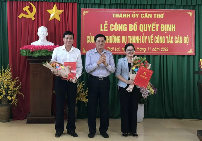 Ông Phạm Văn Hiểu- Phó Bí thư thường trực Thành ủy, Chủ tịch HĐND thành phố Cần Thơ trao quyết định và tặng hoa cho các đồng chí được phân công nhiệm vụ mới.