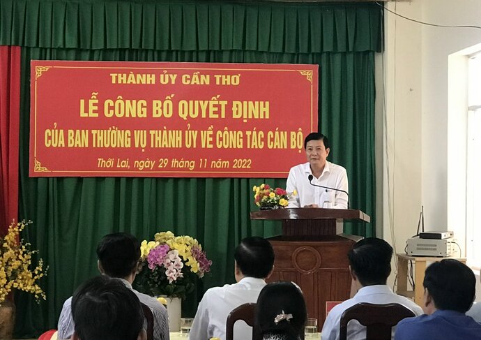 Ông Nguyễn Văn Phong- nguyên Bí thư Huyện ủy Thới Lai phát biểu cảm tưởng tại buổi lễ.