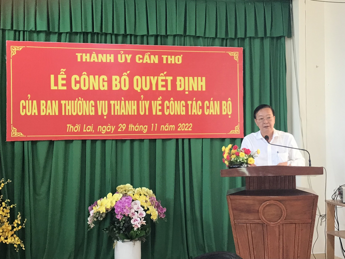 Ông Lê Tấn Thủ- Ủy viên Ban Thường vụ, Trưởng Ban Tổ chức Thành ủy Cần Thơ công bố quyết định về công tác cán bộ của Ban Thường vụ Thành ủy.